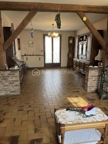 ✅Secteur Poudrette / Sainte-Anne (ou secteur Poudrette), à la frontière avec le quartier de La Basoche.
C'est une zone principalement résidentielle et calme, située au nord/nord-est de la commune.

✅Découvrez cette maison familiale à fort potentiel, implantée sur une parcelle de 300 m² entièrement close. Idéalement située à proximité immédiate des commerces, écoles, transports et de la RN3. 

✅Au rez-de-chaussée :
 Entrée avec rangement
 Double séjour lumineux
 Cuisine attenante (cloison ouvrable sur le séjour, la terrasse et le jardin)
 Salle d’eau avec WC

✅À l’étage :
 3 chambres
 Salle de bains
 Combles (stockage ou aménagement possible)

✅Les plus & extérieurs :
 Sous-sol total : double garage, cave et buanderie
 Dépendance de 31 m² en fond de jardin : idéale pour studio, bureau, cabinet libéral ou rendement locatif

 ✅Travaux récents : toiture hydrofugée et isolation des combles réalisées en janvier 2025

✅Informations complémentaires :
 Travaux de rafraîchissement à prévoir (maison et dépendance)
 
✅Premier contact par message ou téléphone pour organiser une visite.

☎️ 06 23 62 12 74
✉️d.msadek@bskimmobilier.com