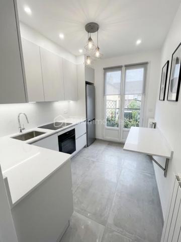 ✅Secteur Poudrette / Sainte-Anne (ou secteur Poudrette), à la frontière avec le quartier de La Basoche.
C'est une zone principalement résidentielle et calme, située au nord/nord-est de la commune.

✅Découvrez cette maison familiale à fort potentiel, implantée sur une parcelle de 300 m² entièrement close. Idéalement située à proximité immédiate des commerces, écoles, transports et de la RN3. 

✅Au rez-de-chaussée :
 Entrée avec rangement
 Double séjour lumineux
 Cuisine attenante (cloison ouvrable sur le séjour, la terrasse et le jardin)
 Salle d’eau avec WC

✅À l’étage :
 3 chambres
 Salle de bains
 Combles (stockage ou aménagement possible)

✅Les plus & extérieurs :
 Sous-sol total : double garage, cave et buanderie
 Dépendance de 31 m² en fond de jardin : idéale pour studio, bureau, cabinet libéral ou rendement locatif

 ✅Travaux récents : toiture hydrofugée et isolation des combles réalisées en janvier 2025

✅Informations complémentaires :
 Travaux de rafraîchissement à prévoir (maison et dépendance)
 
✅Premier contact par message ou téléphone pour organiser une visite.

☎️ 06 23 62 12 74
✉️d.msadek@bskimmobilier.com