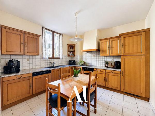 Duplex traversant T5 3 Chambres 127 m2 avec garage communiquant et stationnement privatif à GEX 01170