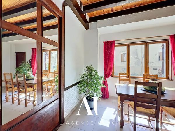 Duplex traversant T5 3 Chambres 127 m2 avec garage communiquant et stationnement privatif à GEX 01170