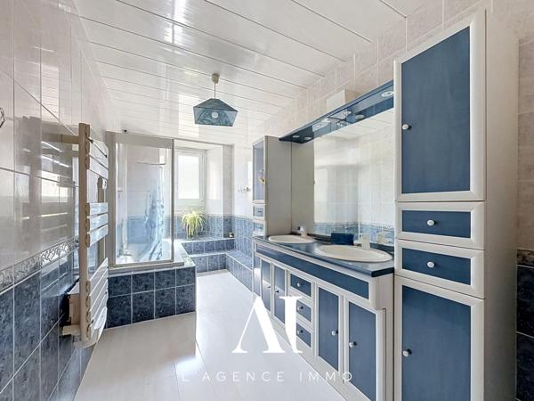 Duplex traversant T5 3 Chambres 127 m2 avec garage communiquant et stationnement privatif à GEX 01170