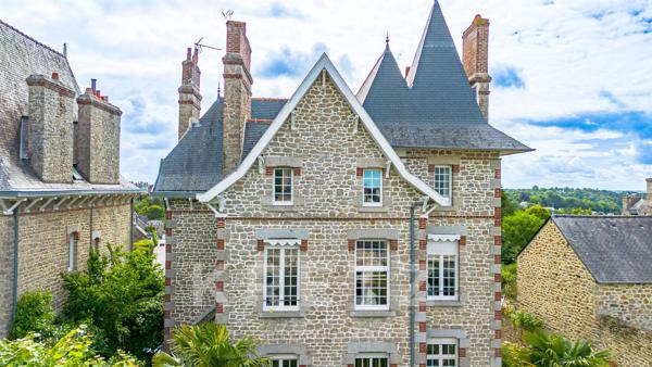 DINAN – ÉLÉGANTE DEMEURE ANGLO-NORMANDE AVEC DÉPENDANCE