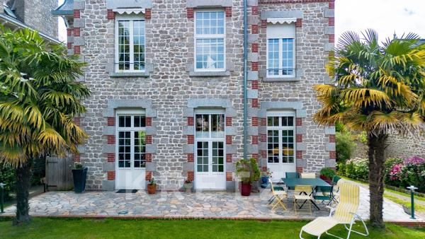 DINAN – ÉLÉGANTE DEMEURE ANGLO-NORMANDE AVEC DÉPENDANCE