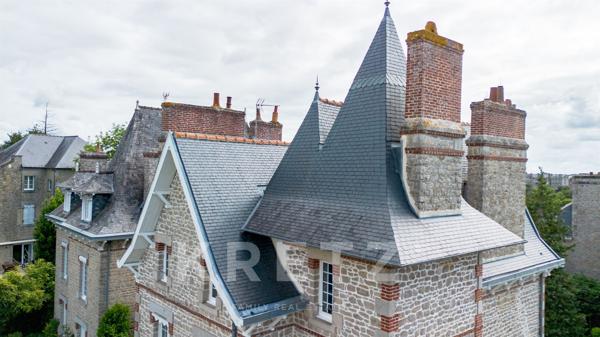 DINAN – ÉLÉGANTE DEMEURE ANGLO-NORMANDE AVEC DÉPENDANCE