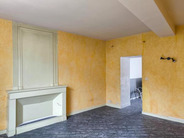 Opportunité investisseur ou commerçant — Immeuble mixte en plein centre-ville de Saint-Jean-d'Angély