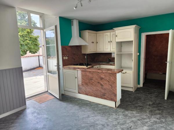 Opportunité investisseur ou commerçant — Immeuble mixte en plein centre-ville de Saint-Jean-d'Angély