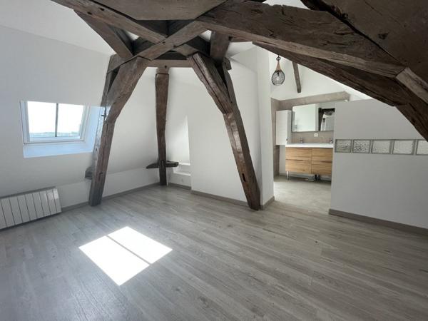 Maison à louer 675 € CC Descartes 5 p 219 m² DPE D