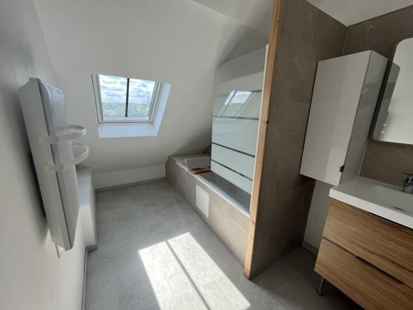 Maison à louer 675 € CC Descartes 5 p 219 m² DPE D