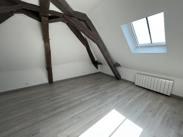 Maison à louer 675 € CC Descartes 5 p 219 m² DPE D
