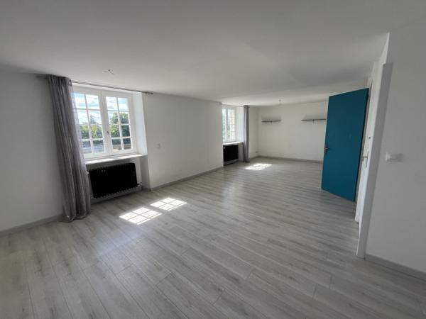 Maison à louer 675 € CC Descartes 5 p 219 m² DPE D