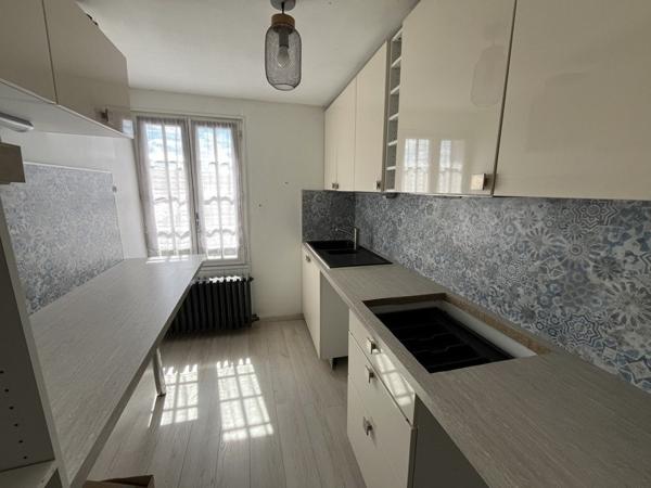 Maison à louer 675 € CC Descartes 5 p 219 m² DPE D