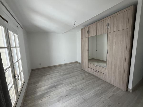 Maison à louer 675 € CC Descartes 5 p 219 m² DPE D