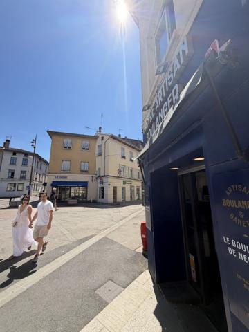 Tres bon commerce de boulangerie-patisserie-traiteur