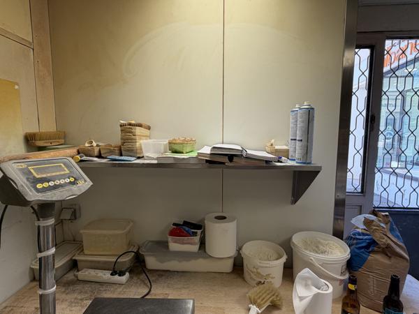 Tres bon commerce de boulangerie-patisserie-traiteur