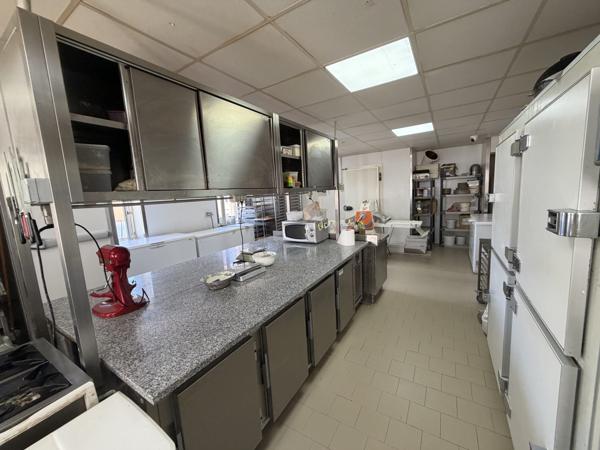 Tres bon commerce de boulangerie-patisserie-traiteur