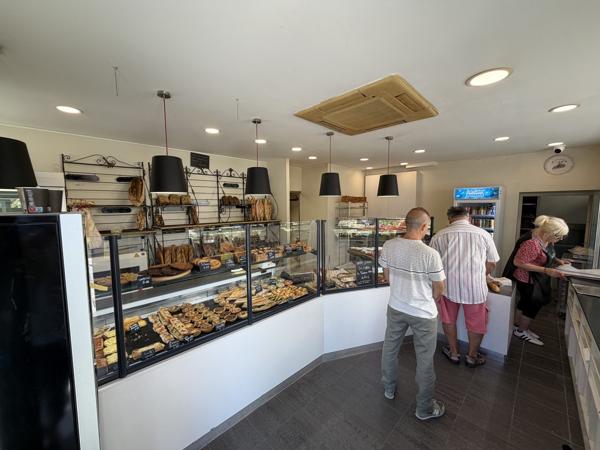 Tres bon commerce de boulangerie-patisserie-traiteur