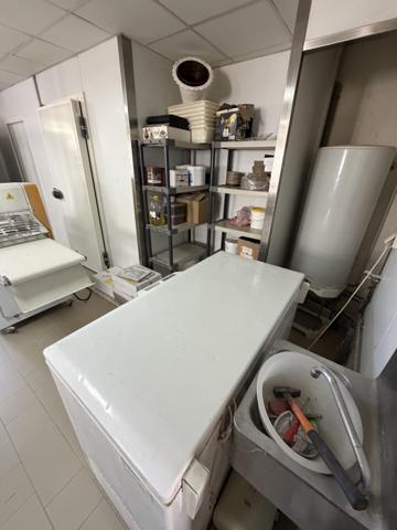 Tres bon commerce de boulangerie-patisserie-traiteur