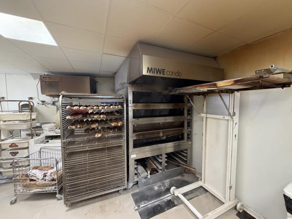Tres bon commerce de boulangerie-patisserie-traiteur