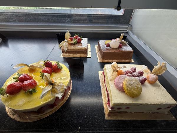 Tres bon commerce de boulangerie-patisserie-traiteur