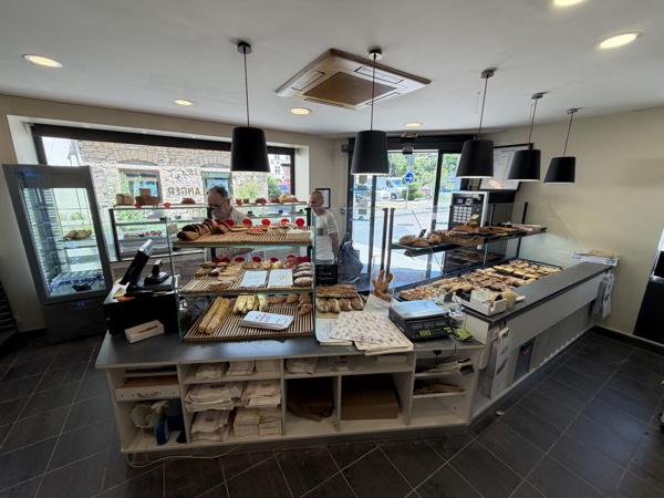 Tres bon commerce de boulangerie-patisserie-traiteur