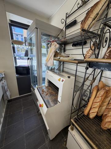 Tres bon commerce de boulangerie-patisserie-traiteur