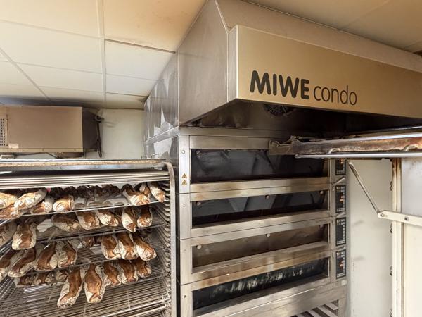 Tres bon commerce de boulangerie-patisserie-traiteur