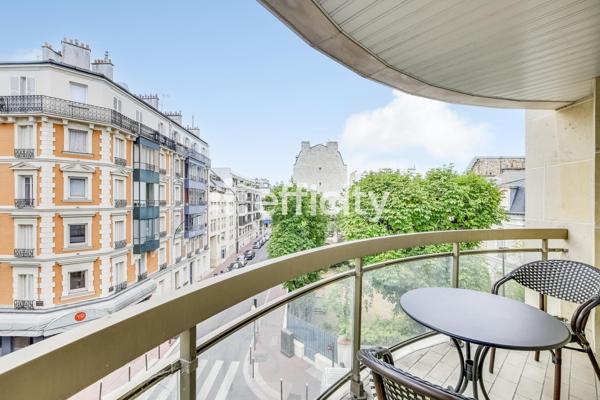 Appartement
         2 pièces
        - 55 m² 560 000 € *