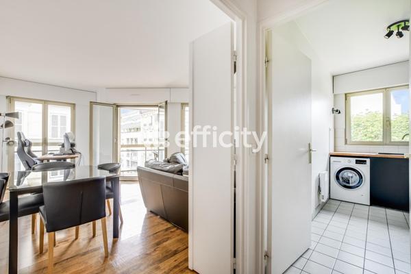 Appartement
         2 pièces
        - 55 m² 560 000 € *