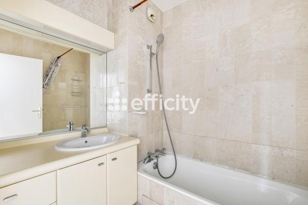Appartement
         2 pièces
        - 55 m² 560 000 € *