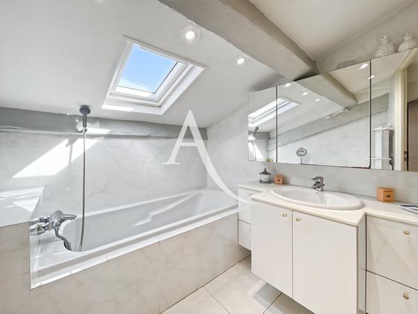 Appartement Cannes 3 pièces, rue d'Antibes, dernier étage