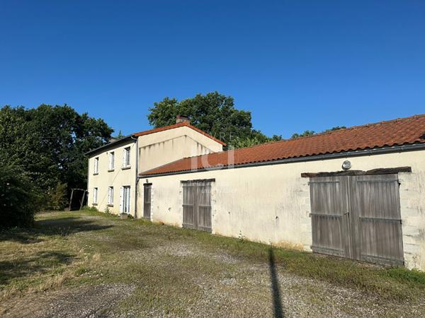 Maison À RÉnover Avec DÉpendances Et Jardin