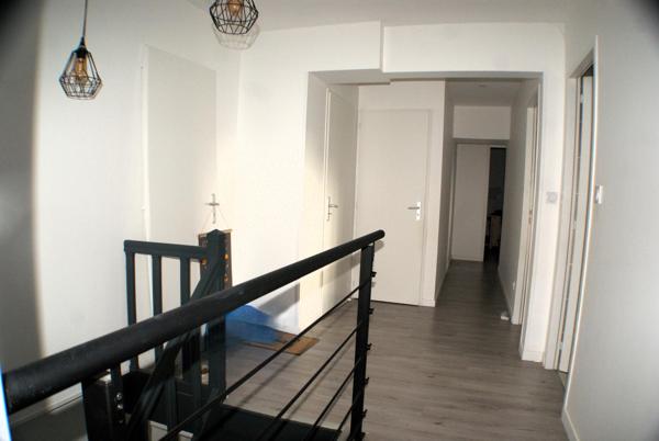Maison 5 chambres, garage et terrain.