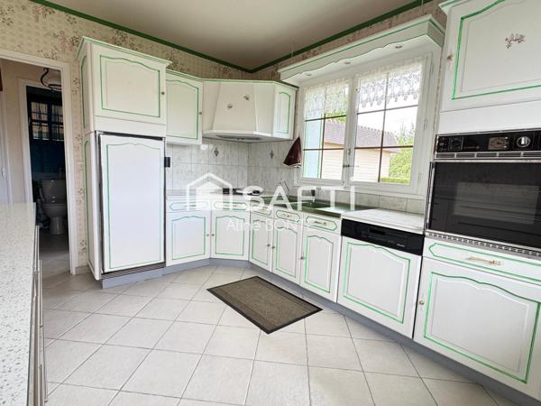 Maison sur sous-sol avec double garages et garage camping car
