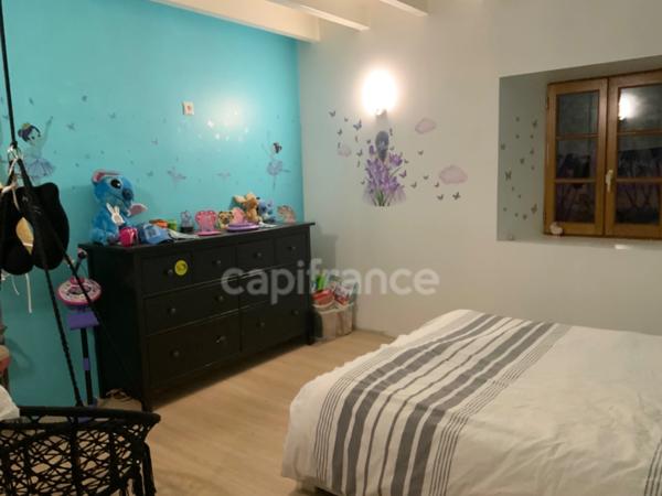 Proche de NOIRETABLE MAISON en pierre RENOVEE de 175 M2 avec sa GRANGE de 150 M2 sur 1 HA de TERRAIN