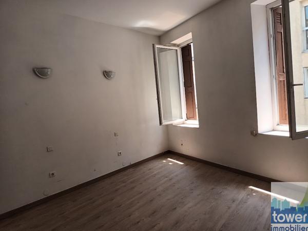 MAISON DEUX CHAMBRES COUR