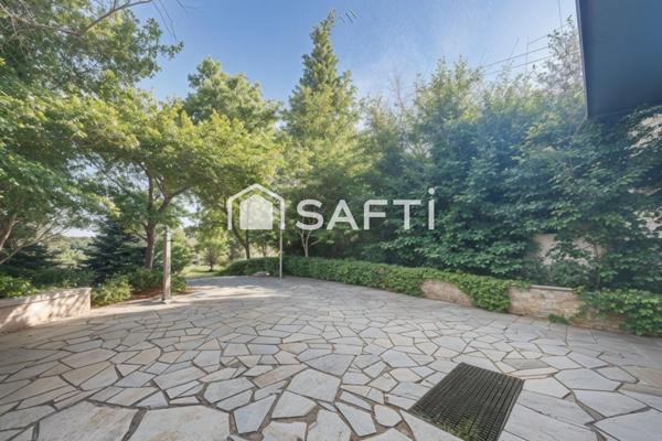 Murs commerciaux libres + deux appartements de trois pièces libres