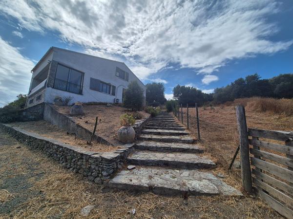 Maison Casta 6 pièce(s) 120 m2 jardin 5000 m²