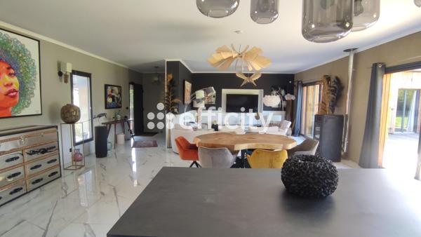 Maison
         6 pièces
        - 200 m² 354 000 € *