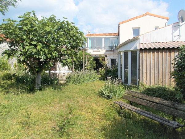 Maison de ville à vendre à Saint-Pierre-d'Oléron en Charente-Maritime (17310), ref : DD/JOM/25-25 Maison de ville à vendre à Saint-Pierre-d'Oléron en Charente-Maritime (17310), ref : DD/JOM/25-25