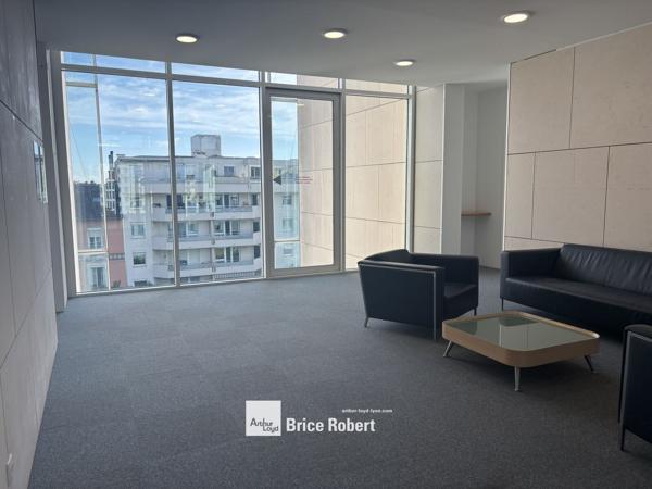 Bureaux à louer en étages élevés Lyon 6ème proche Part Dieu lumineux