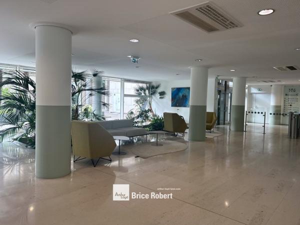 Bureaux à louer en étages élevés Lyon 6ème proche Part Dieu lumineux