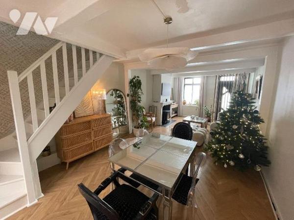 Située aux abords du centre ville dans une rue secondaire. Découvrez cette superbe maison entiè...