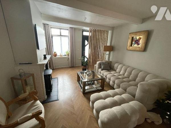 Située aux abords du centre ville dans une rue secondaire. Découvrez cette superbe maison entiè...