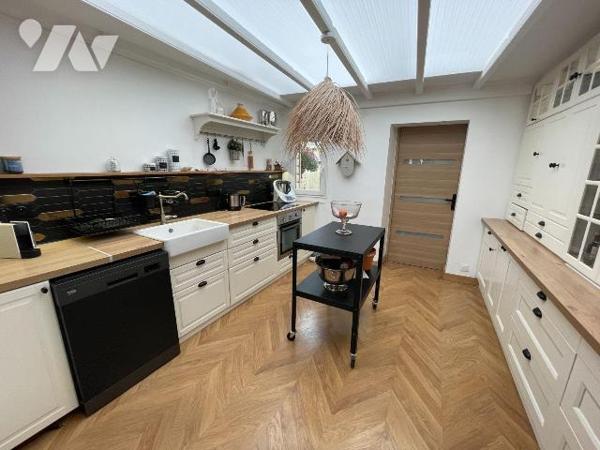 Située aux abords du centre ville dans une rue secondaire. Découvrez cette superbe maison entiè...