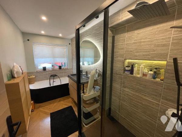 Située aux abords du centre ville dans une rue secondaire. Découvrez cette superbe maison entiè...