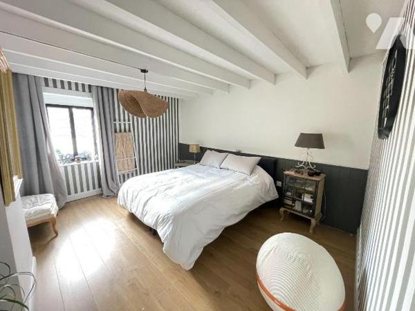 Située aux abords du centre ville dans une rue secondaire. Découvrez cette superbe maison entiè...