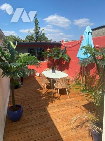 Située aux abords du centre ville dans une rue secondaire. Découvrez cette superbe maison entiè...