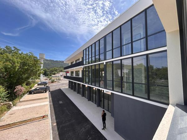 Bureaux neufs PMR et ERP avec parkings à louer à Aubagne - Proximité Les Paluds