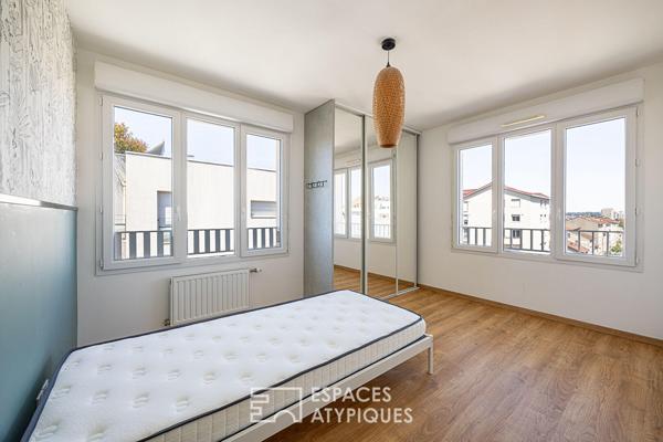 Appartement contemporain avec vue dégagée, balcon et stationnement