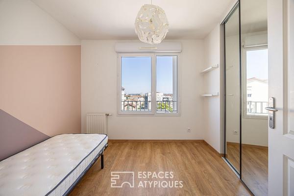 Appartement contemporain avec vue dégagée, balcon et stationnement